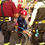 un operatore della Europe Consulting viene imbragato dai vigili del fuoco durante l'esercitazione di evacuazione ad Amalfi. soccorso ai disabili