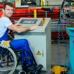 strategia europea sulla disabilità. uomo in carrozzina al lavoro