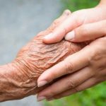 mano anziano nelle mani di un giovane per mappatura delle persone fragili nel distretto di carpi